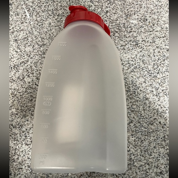 Rubbermaid, Flexible 2qt/1L Red Top & Frosted Clear Container with indented grip - Picture 10 of 14